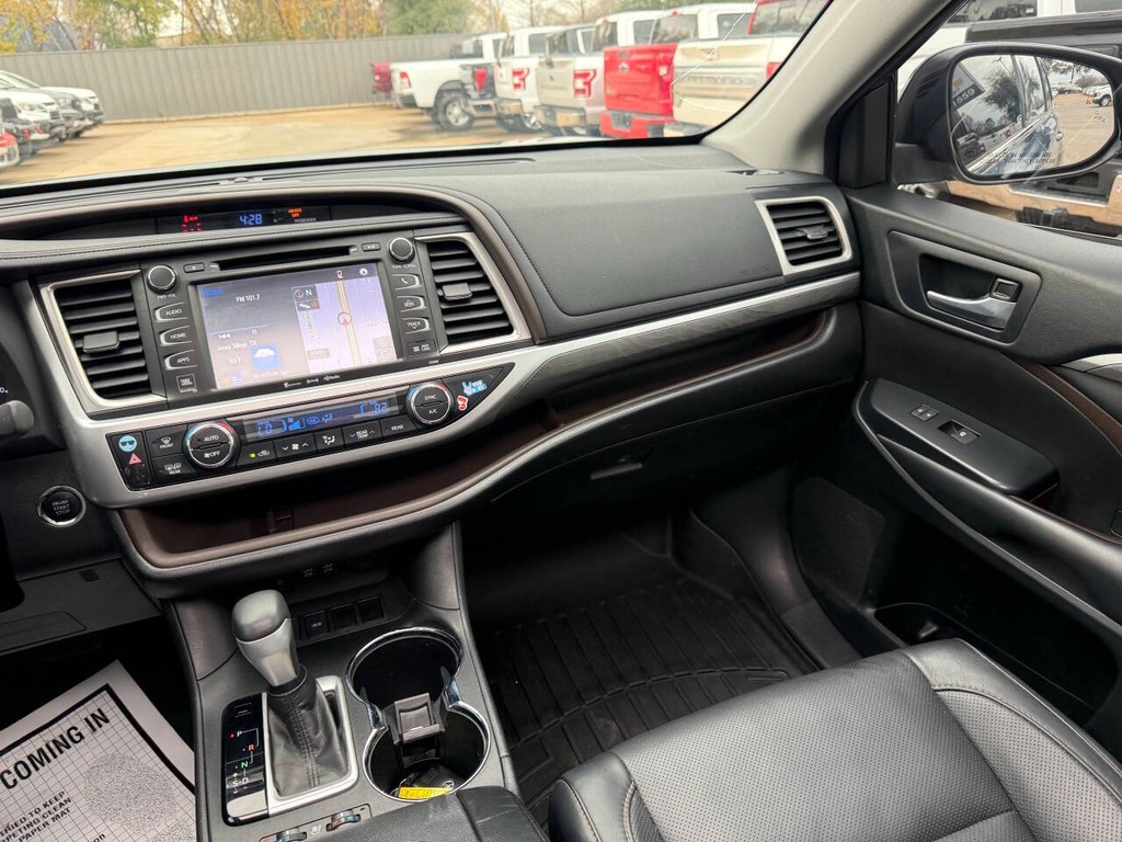 Toyota Highlander Vehicle Full-screen Gallery Image 22