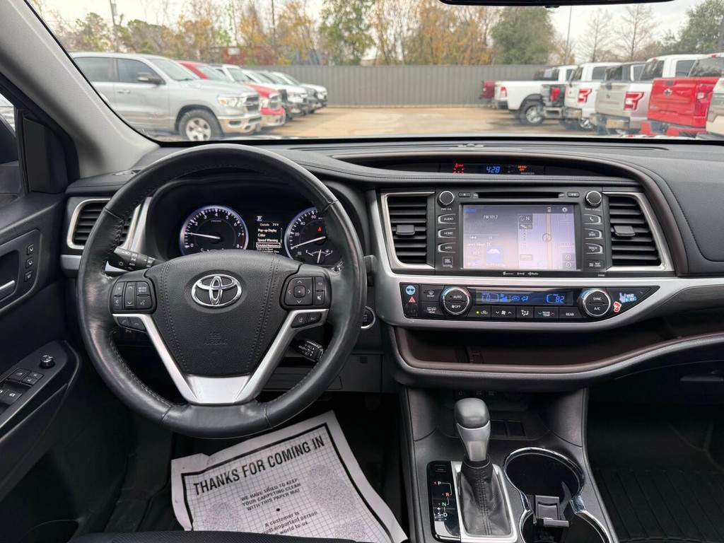 Toyota Highlander Vehicle Full-screen Gallery Image 23