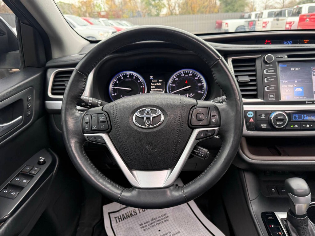 Toyota Highlander Vehicle Full-screen Gallery Image 24