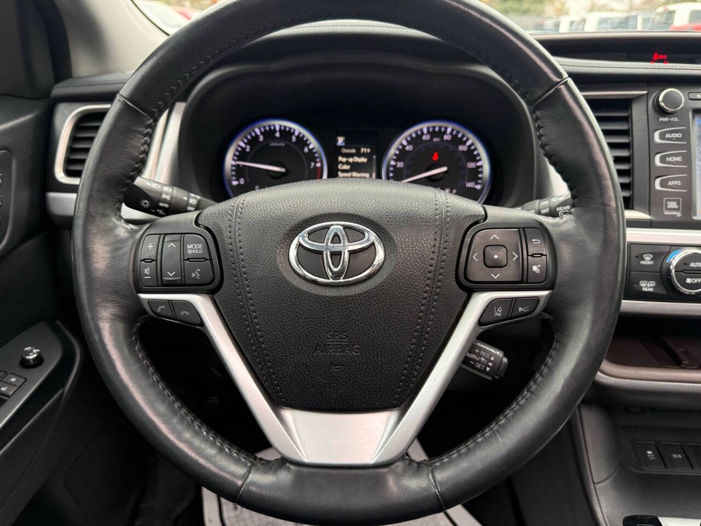 Toyota Highlander Vehicle Full-screen Gallery Image 25