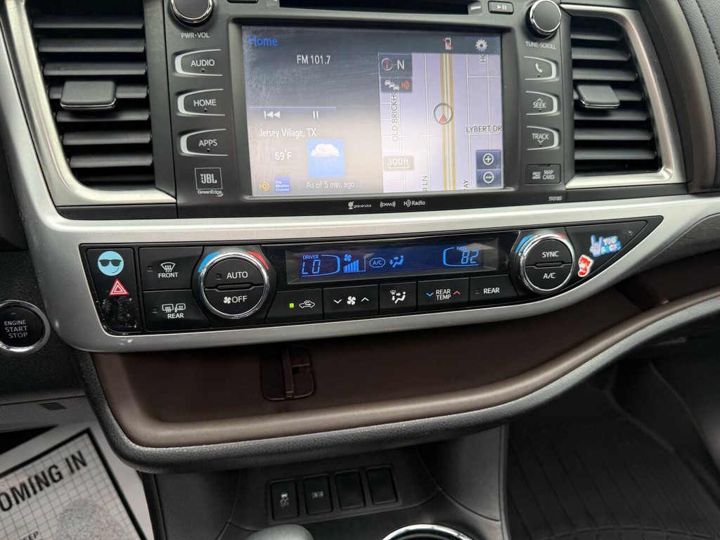 Toyota Highlander Vehicle Full-screen Gallery Image 28