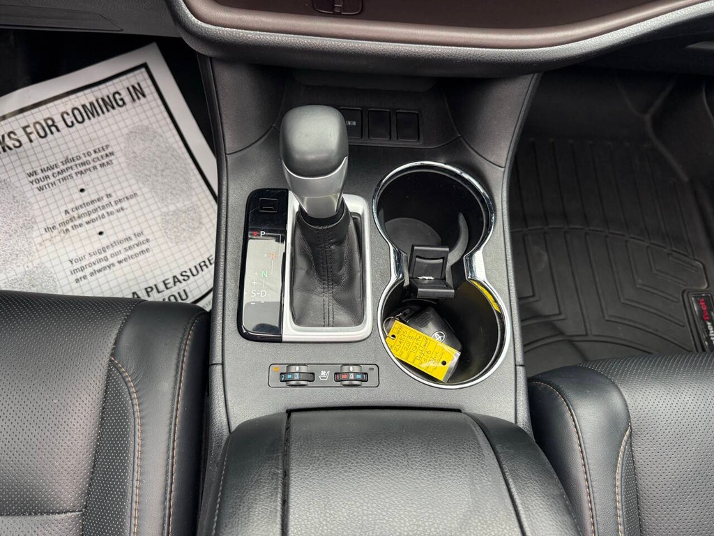 Toyota Highlander Vehicle Full-screen Gallery Image 30