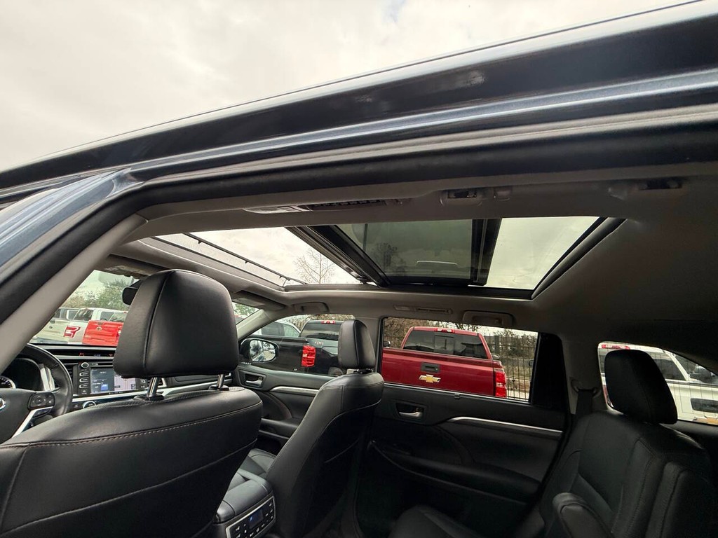 Toyota Highlander Vehicle Full-screen Gallery Image 32