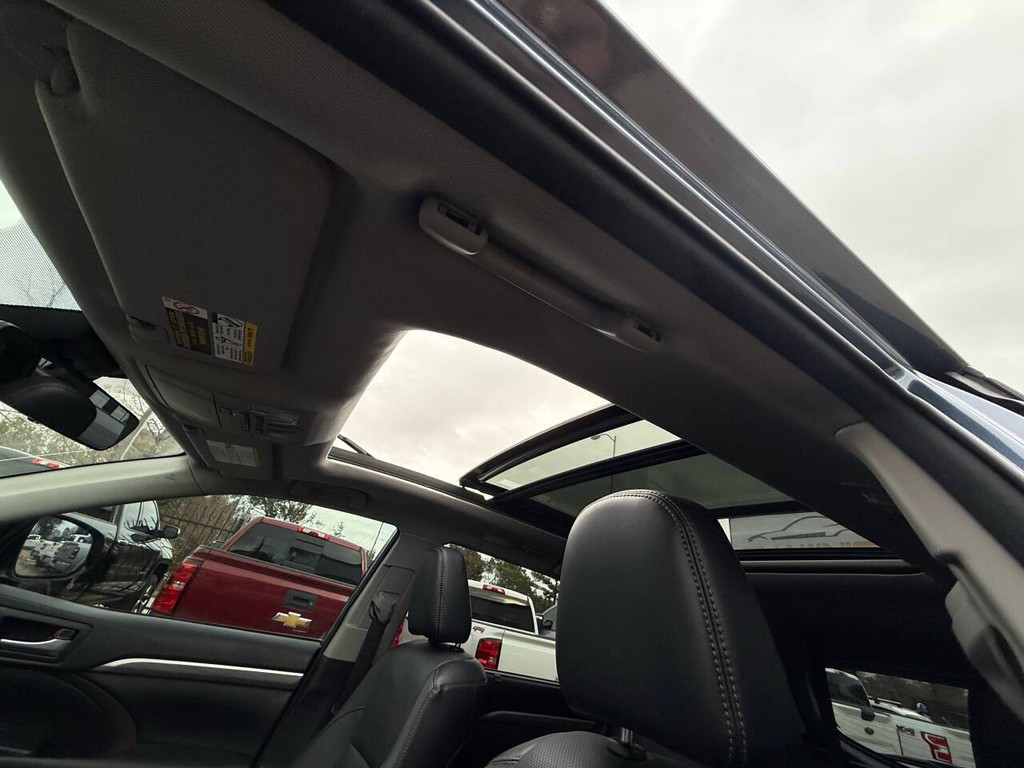 Toyota Highlander Vehicle Full-screen Gallery Image 33