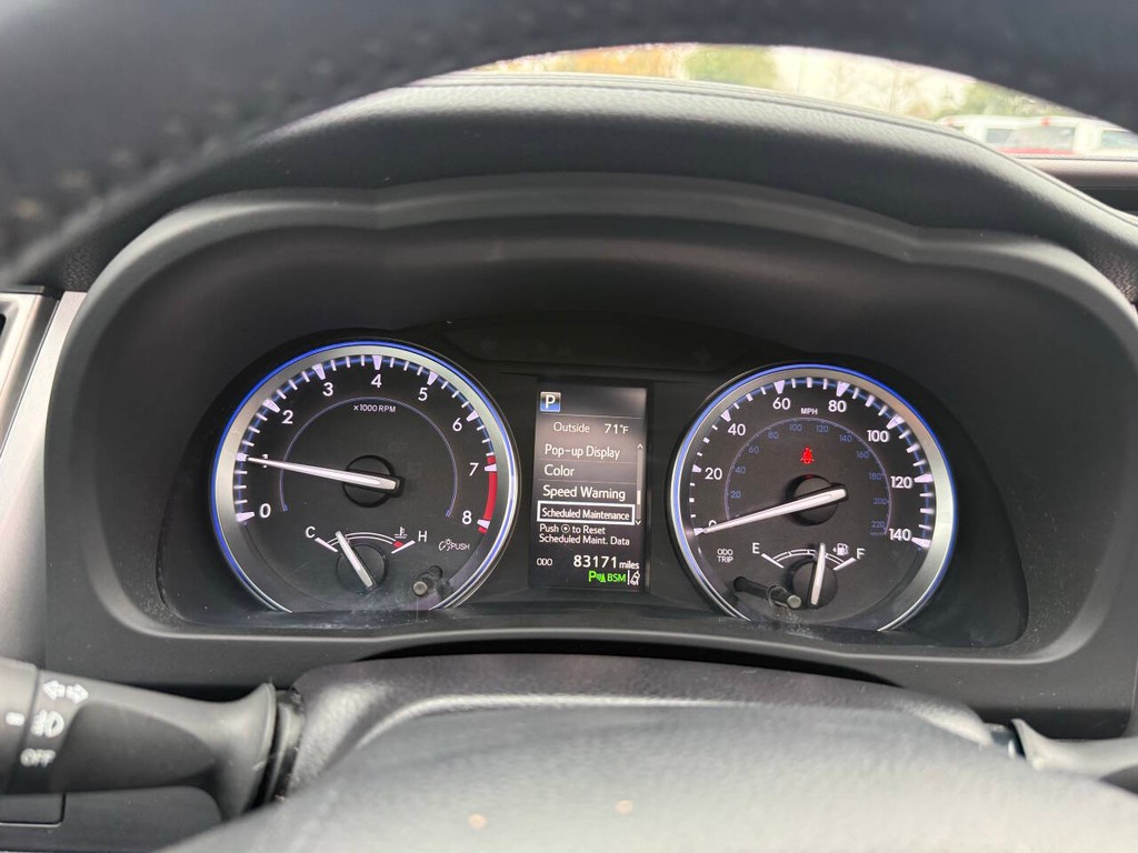 Toyota Highlander Vehicle Full-screen Gallery Image 35