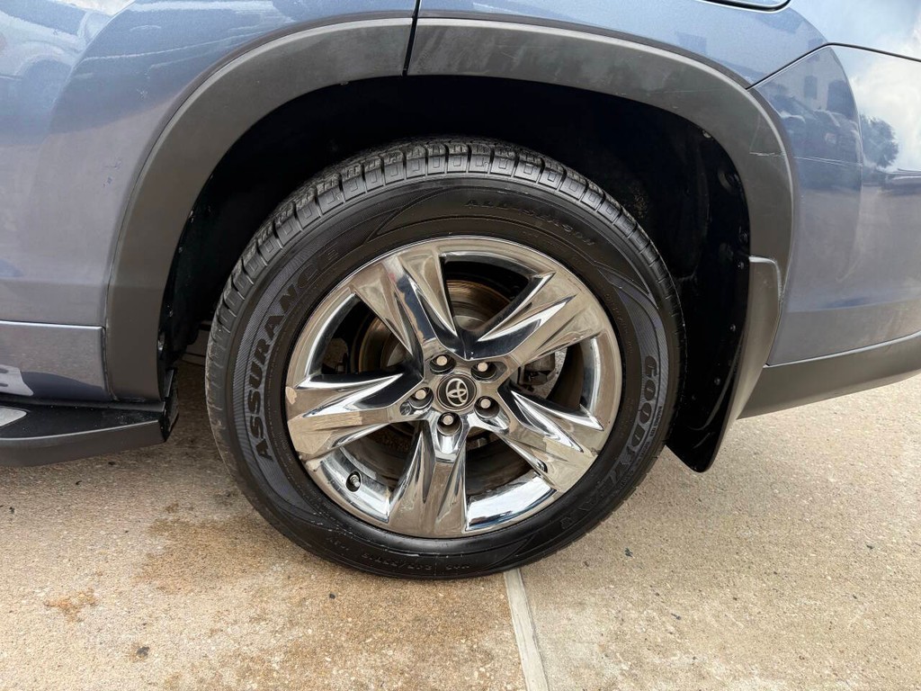 Toyota Highlander Vehicle Full-screen Gallery Image 38
