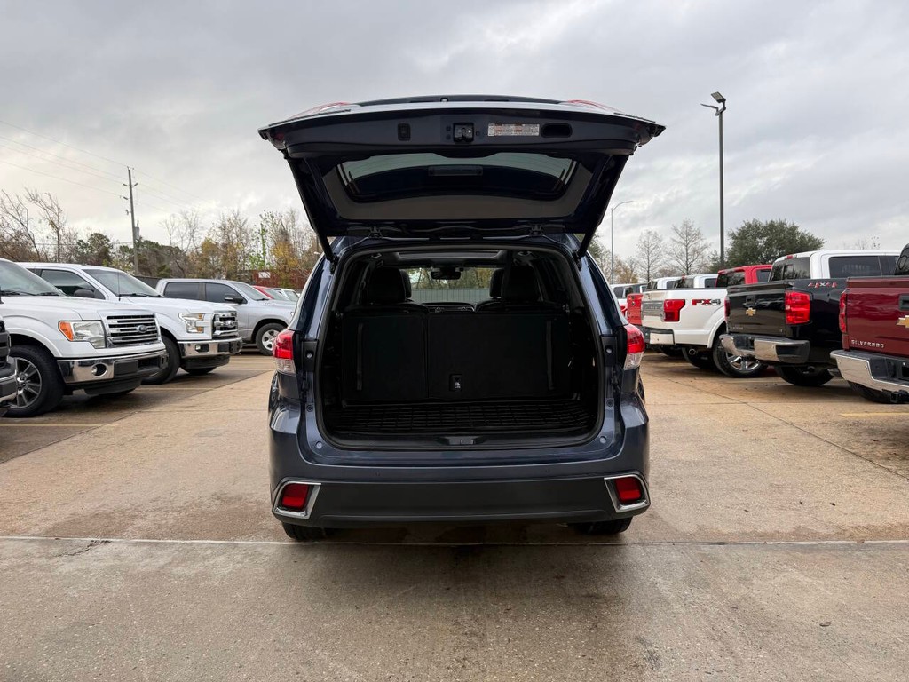 Toyota Highlander Vehicle Full-screen Gallery Image 39