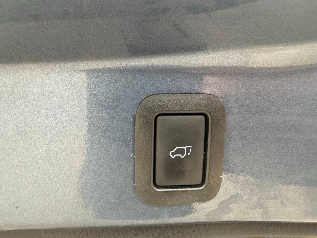 Toyota Highlander Vehicle Full-screen Gallery Image 40