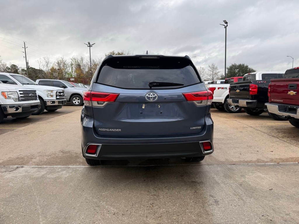 Toyota Highlander Vehicle Full-screen Gallery Image 42