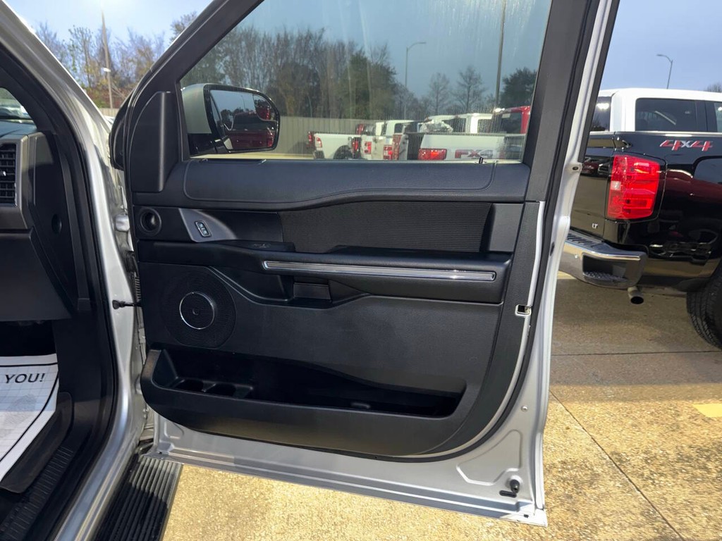 Ford Expedition Vehicle Full-screen Gallery Image 11