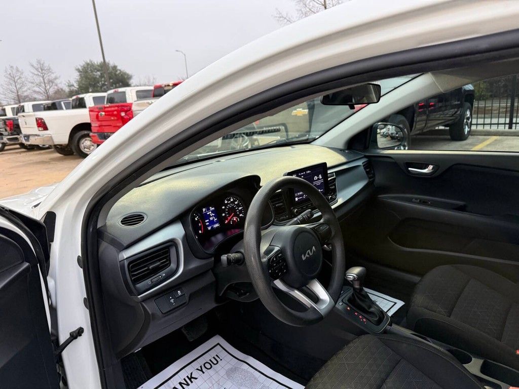 Kia Rio Vehicle Full-screen Gallery Image 06