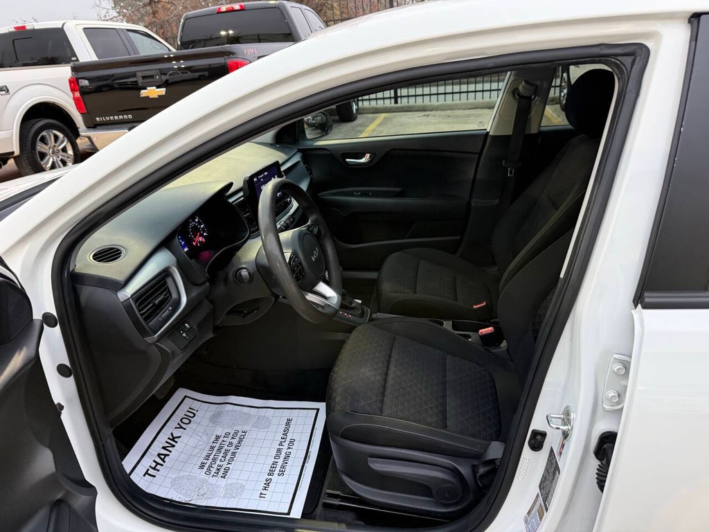 Kia Rio Vehicle Full-screen Gallery Image 07