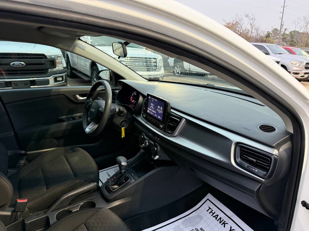 Kia Rio Vehicle Full-screen Gallery Image 09