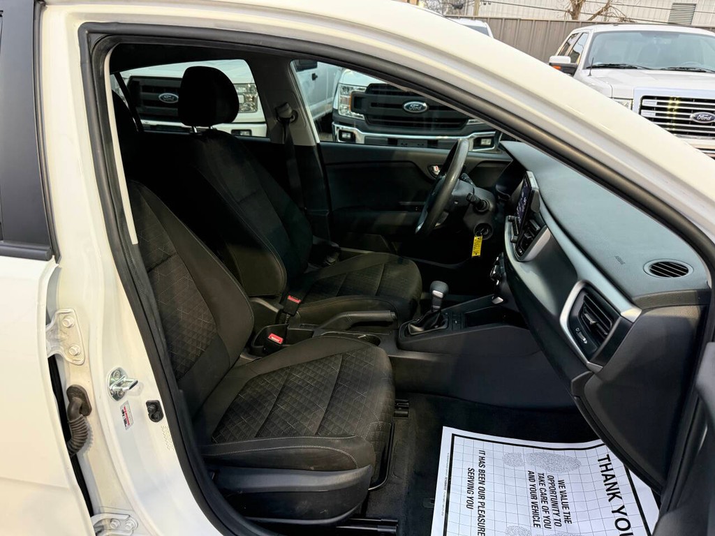 Kia Rio Vehicle Full-screen Gallery Image 10