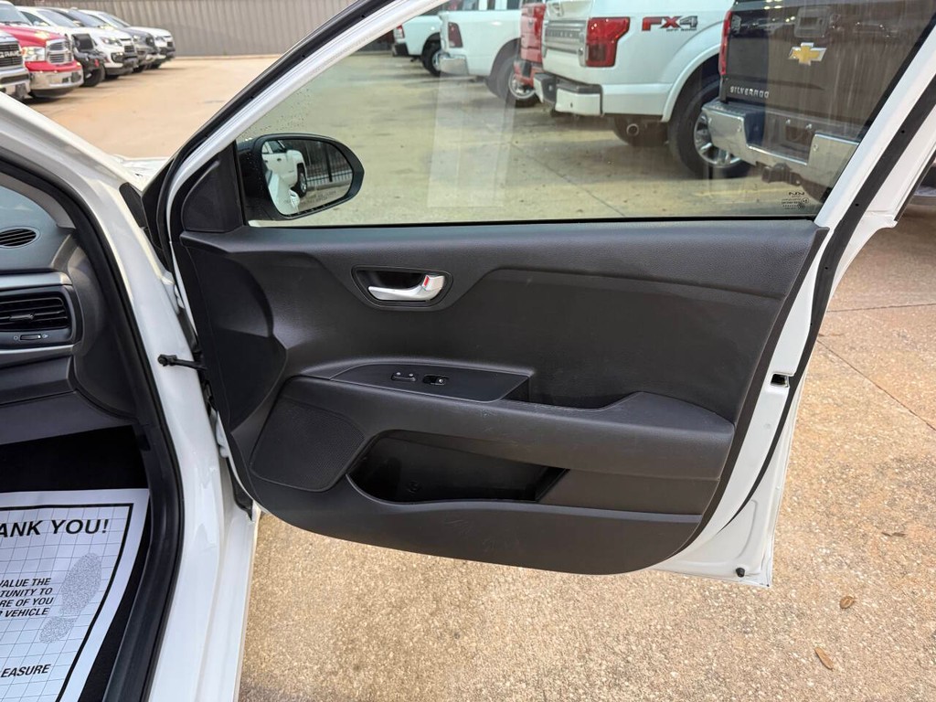 Kia Rio Vehicle Full-screen Gallery Image 11