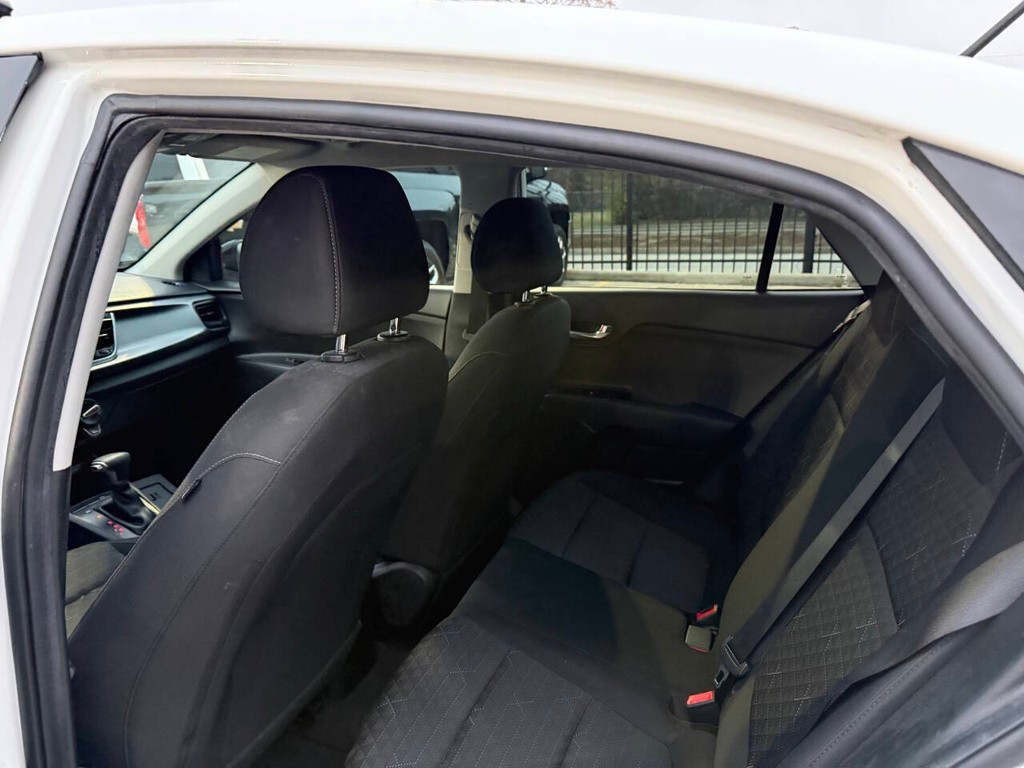 Kia Rio Vehicle Full-screen Gallery Image 12