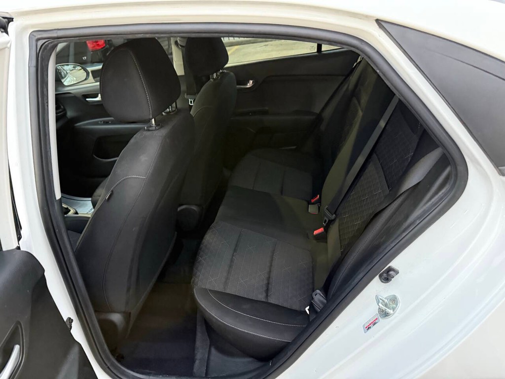 Kia Rio Vehicle Full-screen Gallery Image 13