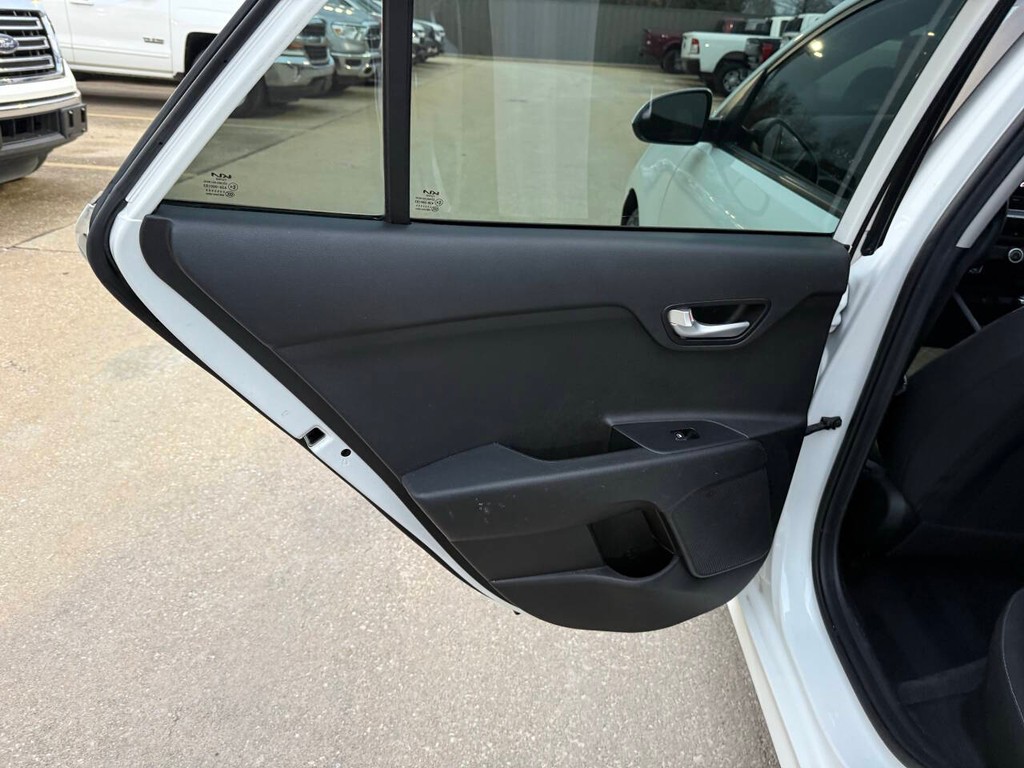 Kia Rio Vehicle Full-screen Gallery Image 14