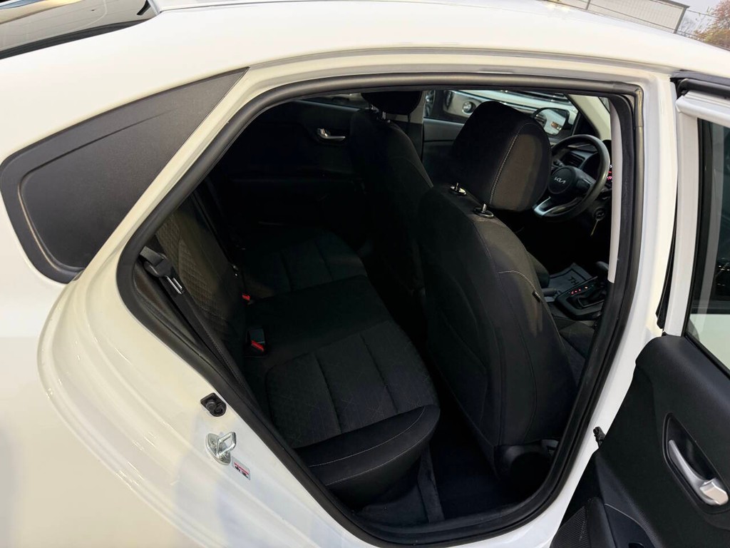 Kia Rio Vehicle Full-screen Gallery Image 15