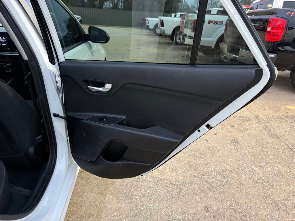 Kia Rio Vehicle Full-screen Gallery Image 16