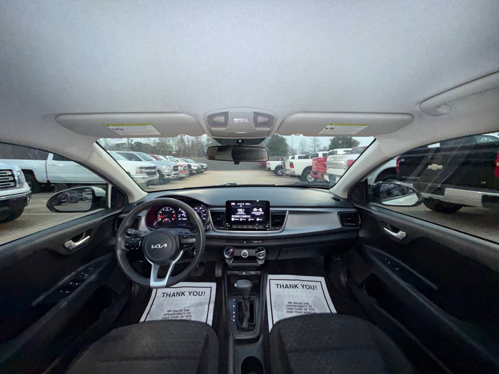 Kia Rio Vehicle Full-screen Gallery Image 18