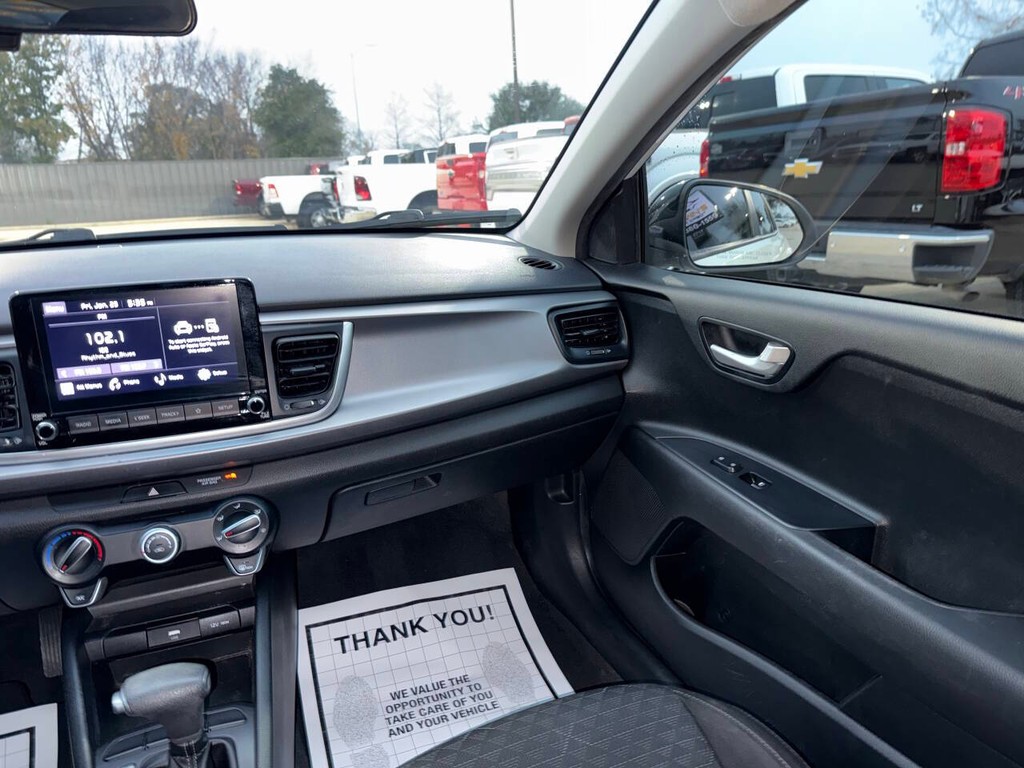 Kia Rio Vehicle Full-screen Gallery Image 20