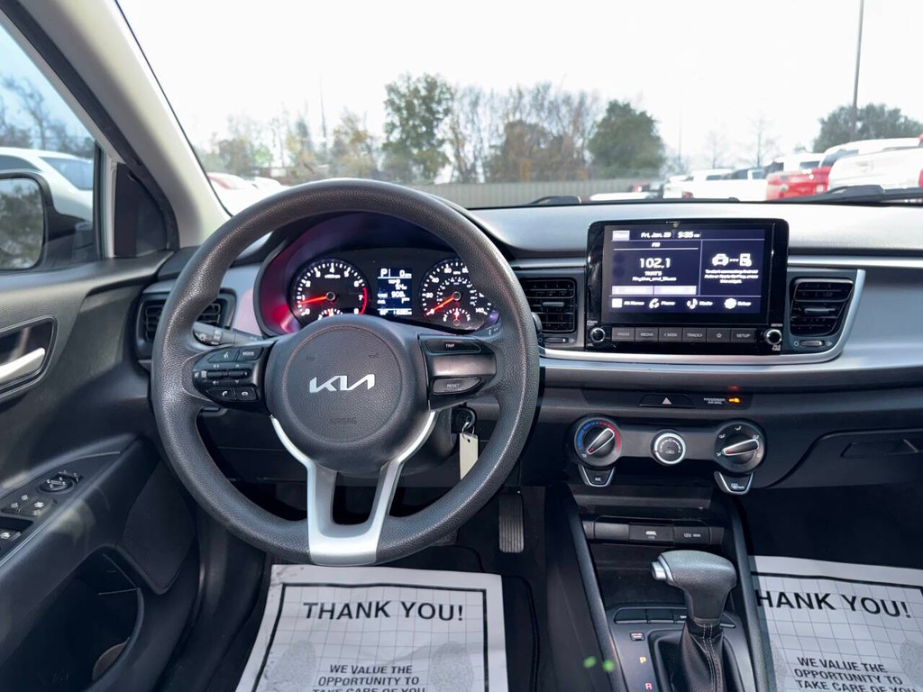 Kia Rio Vehicle Full-screen Gallery Image 21