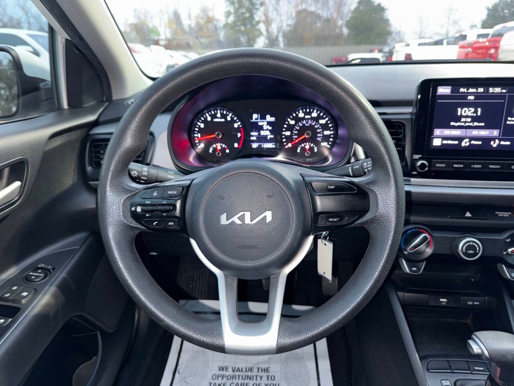 Kia Rio Vehicle Full-screen Gallery Image 22