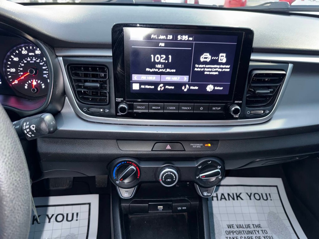 Kia Rio Vehicle Full-screen Gallery Image 24