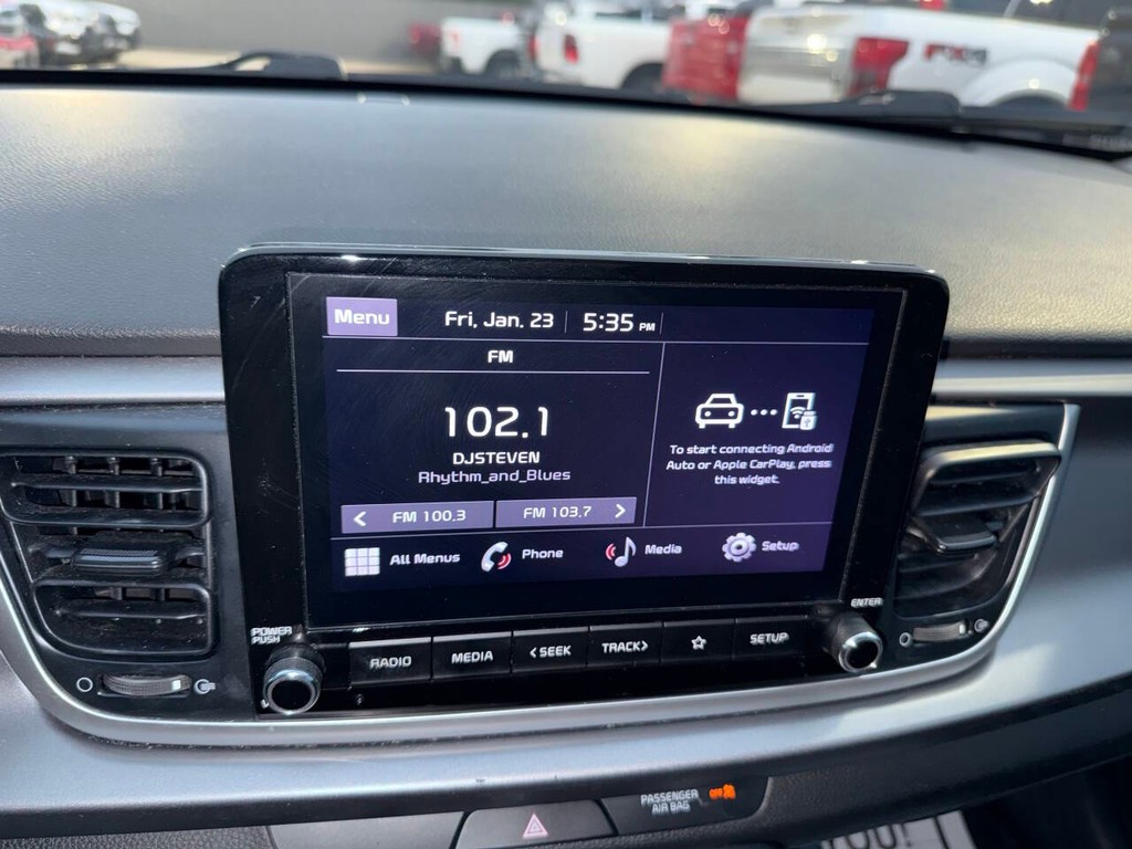 Kia Rio Vehicle Full-screen Gallery Image 25