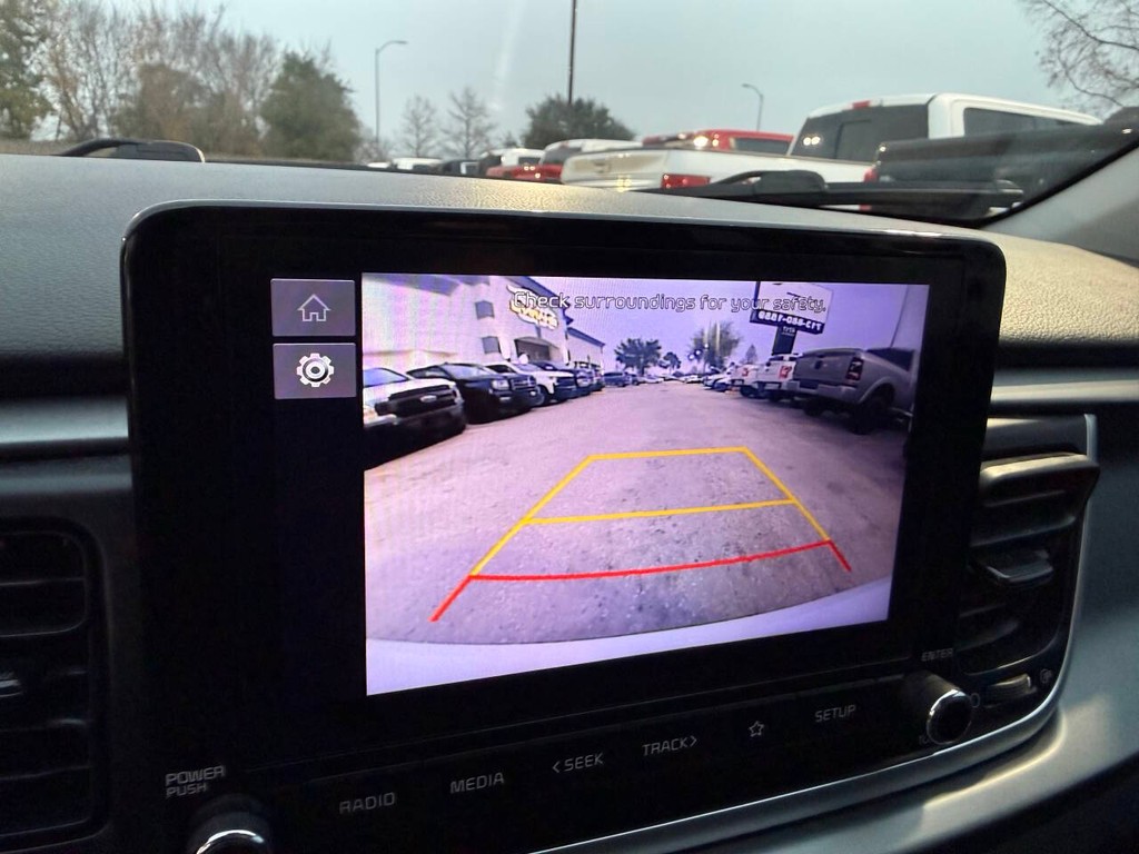 Kia Rio Vehicle Full-screen Gallery Image 26