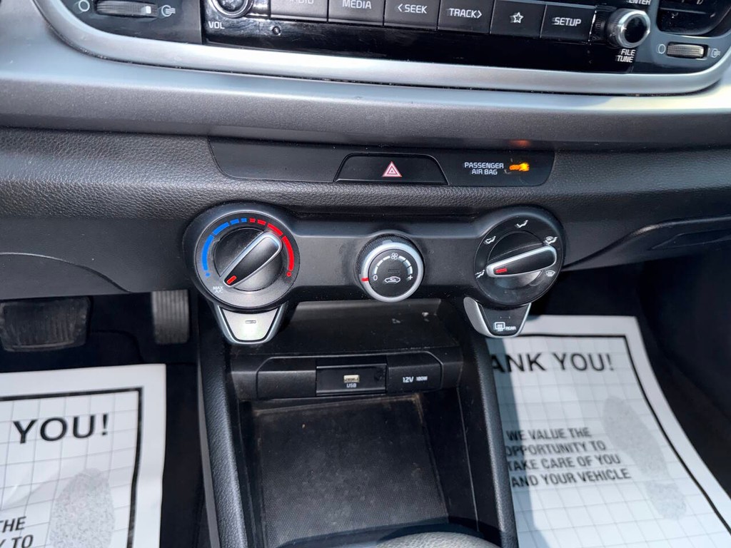 Kia Rio Vehicle Full-screen Gallery Image 27