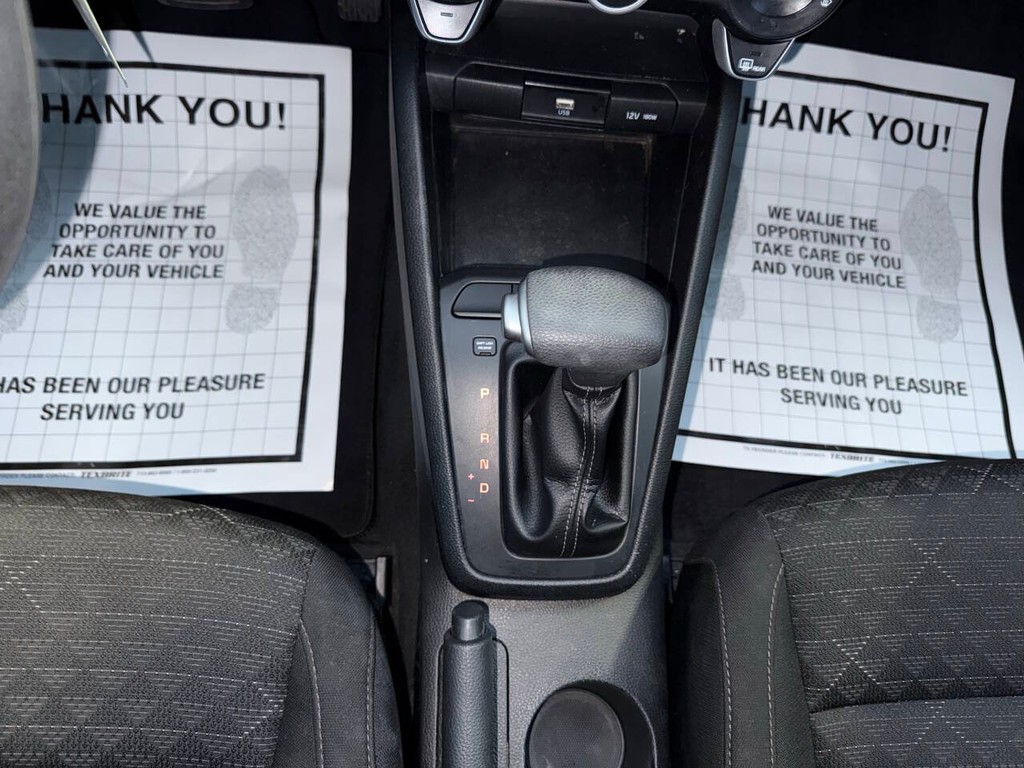 Kia Rio Vehicle Full-screen Gallery Image 28