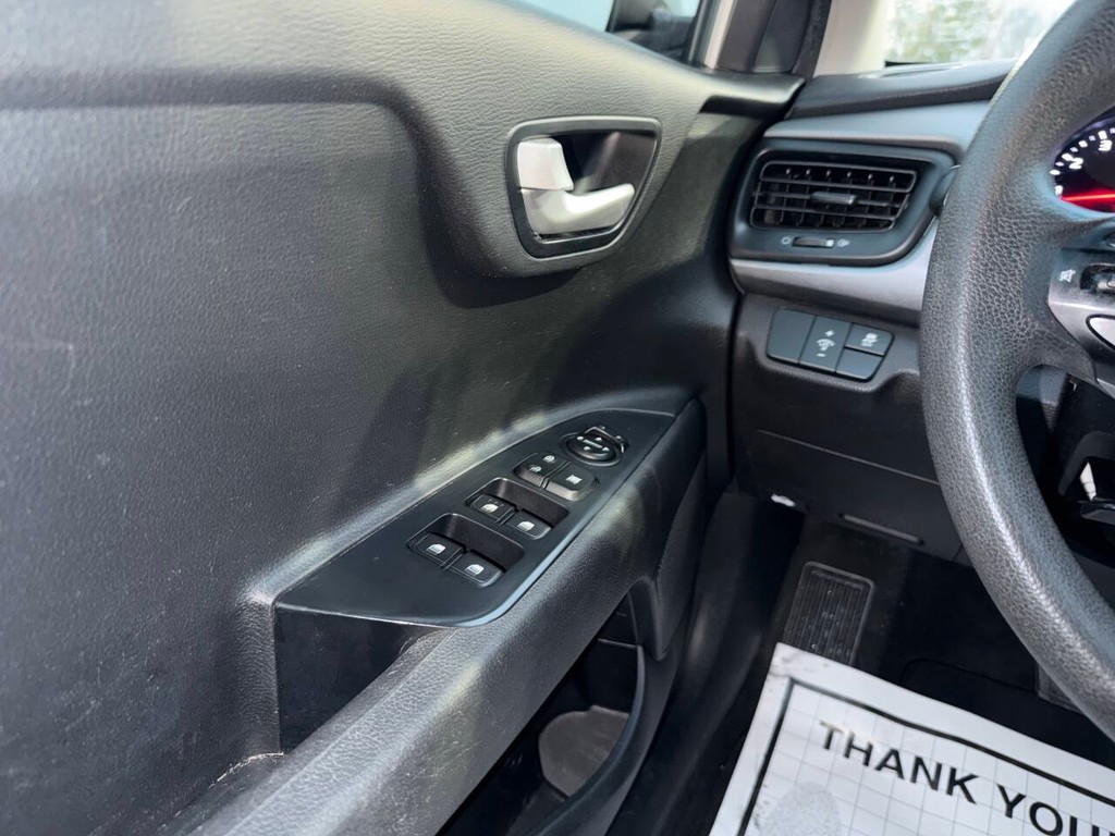 Kia Rio Vehicle Full-screen Gallery Image 29