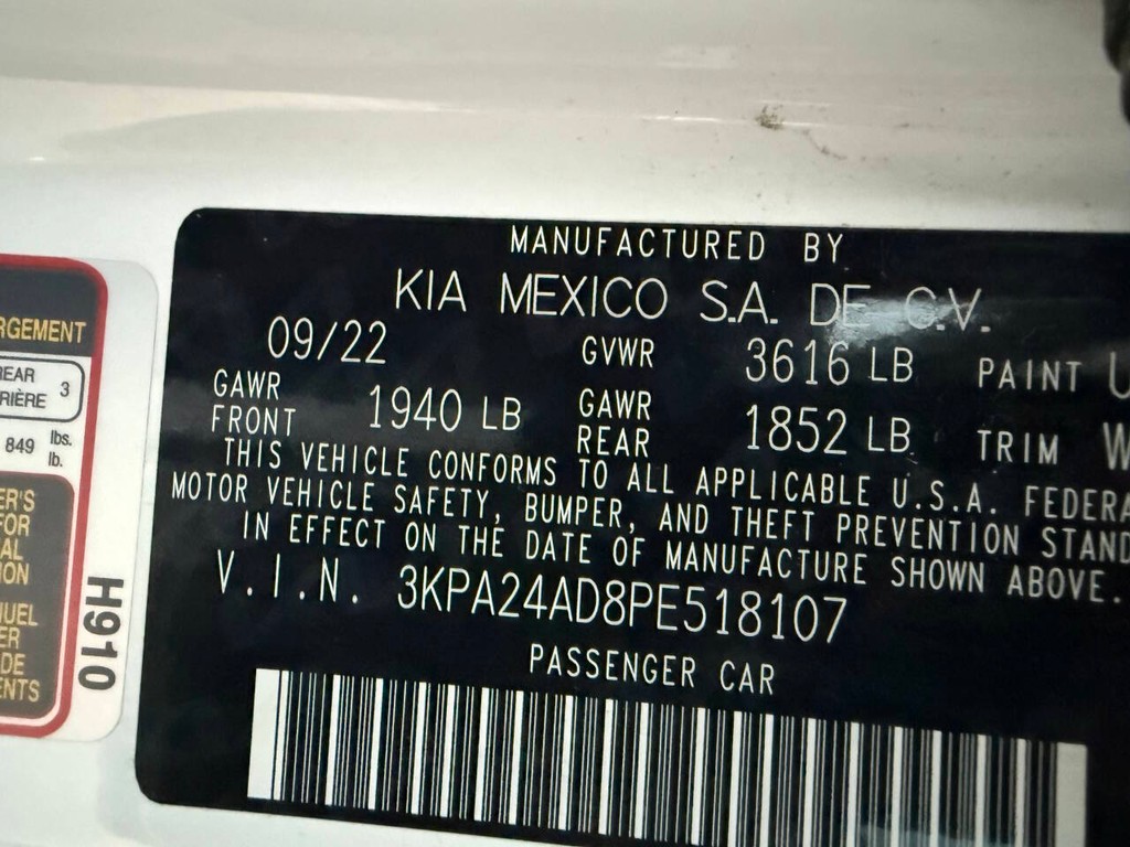 Kia Rio Vehicle Full-screen Gallery Image 32