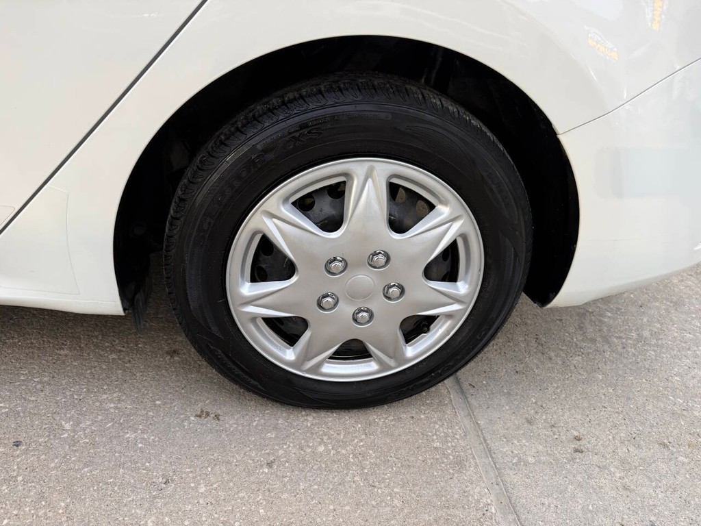 Kia Rio Vehicle Full-screen Gallery Image 34