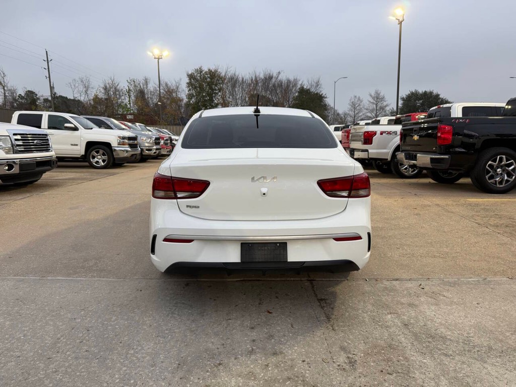 Kia Rio Vehicle Full-screen Gallery Image 36