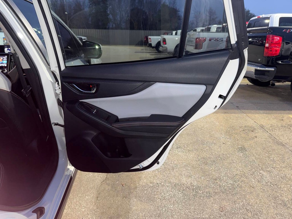 Subaru Crosstrek Vehicle Full-screen Gallery Image 16