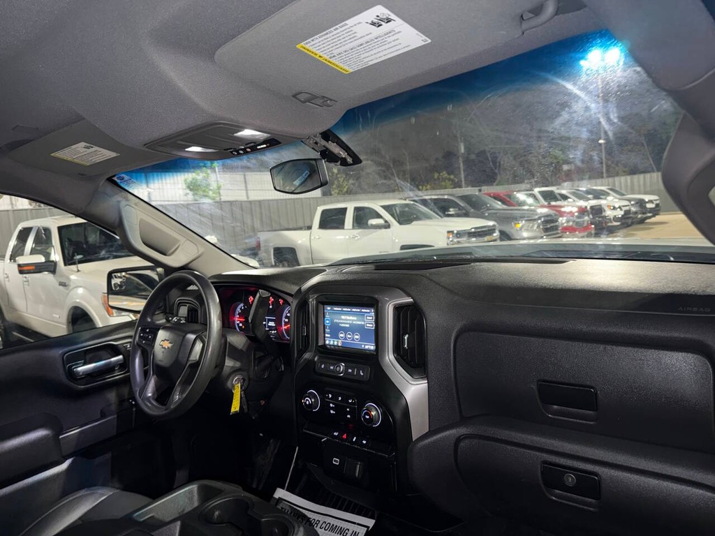Chevrolet Silverado 1500 Vehicle Full-screen Gallery Image 12