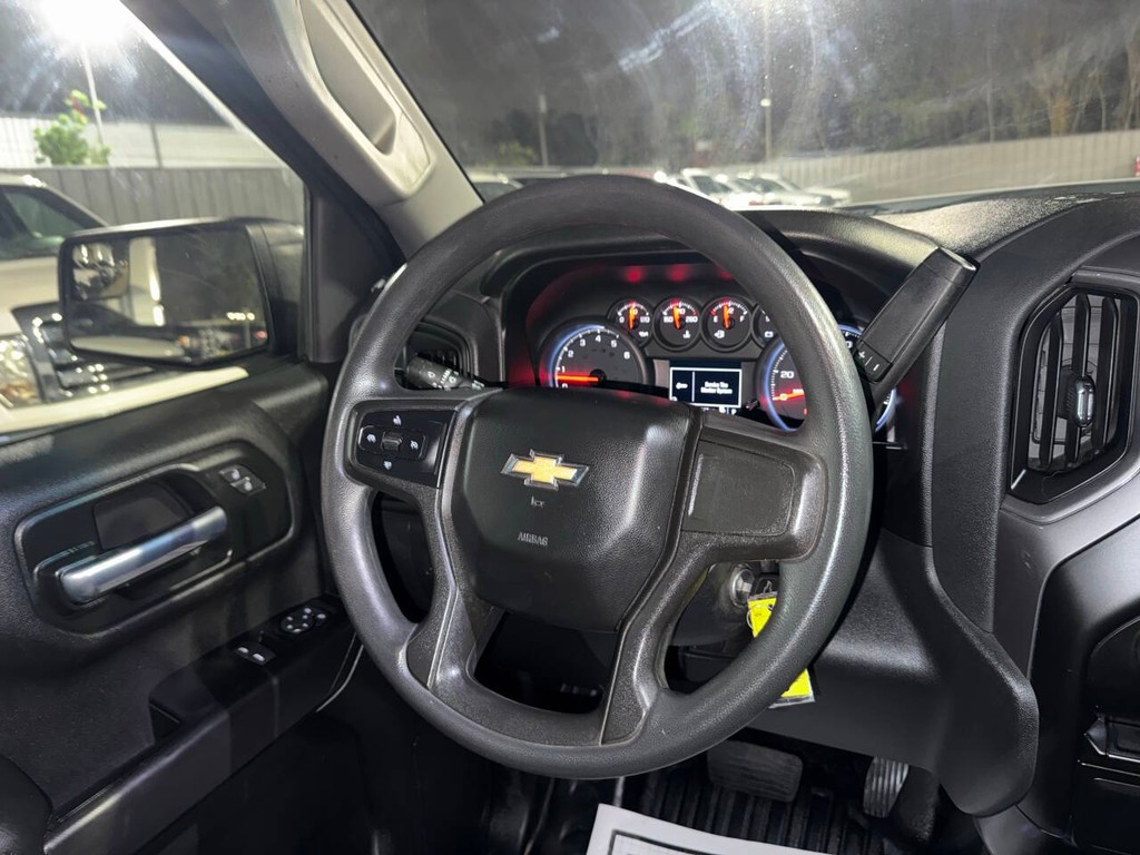 Chevrolet Silverado 1500 Vehicle Full-screen Gallery Image 15