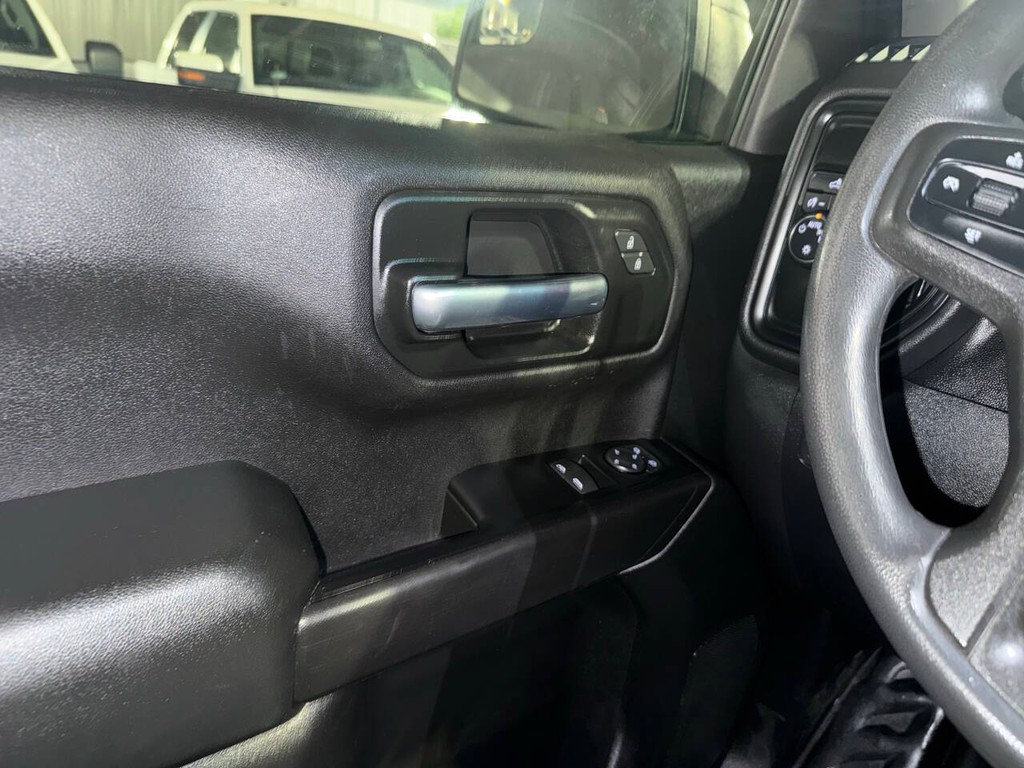 Chevrolet Silverado 1500 Vehicle Full-screen Gallery Image 22