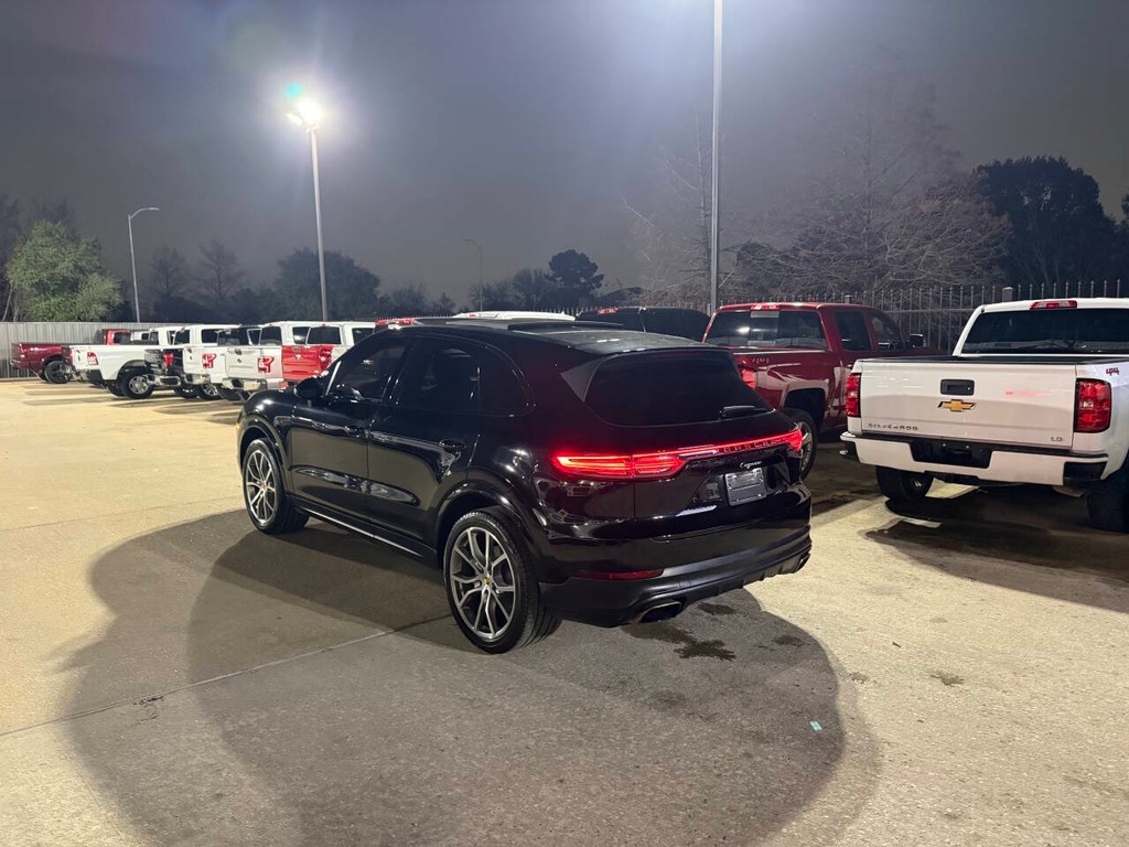 Porsche Cayenne Vehicle Full-screen Gallery Image 04