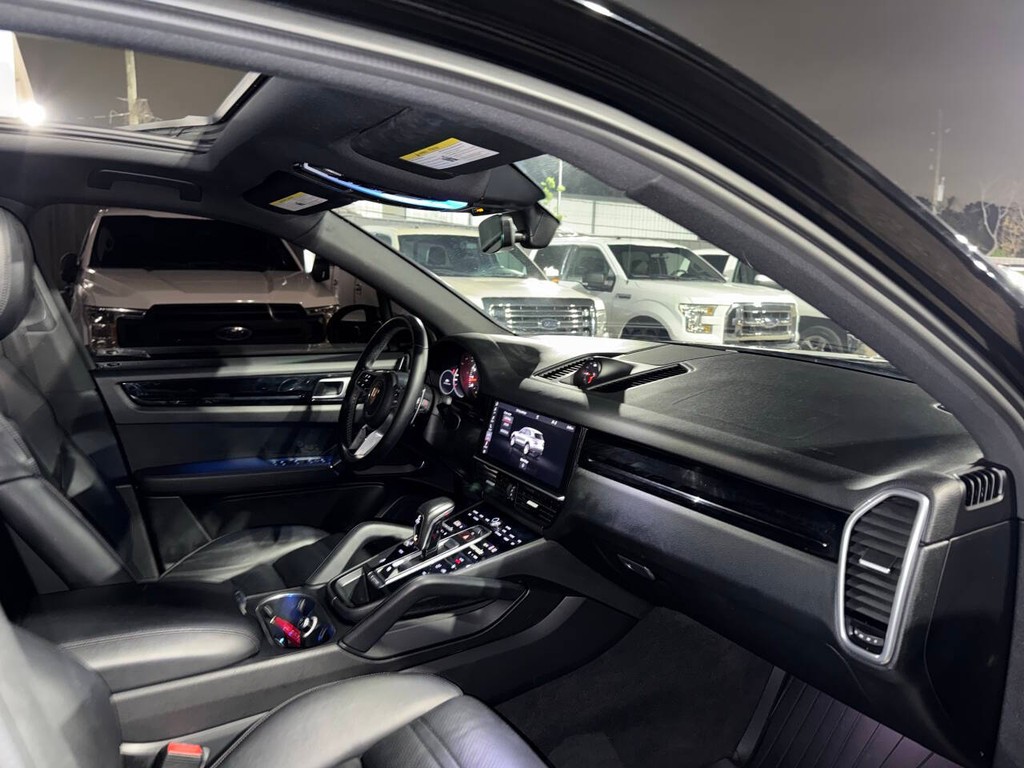 Porsche Cayenne Vehicle Full-screen Gallery Image 09