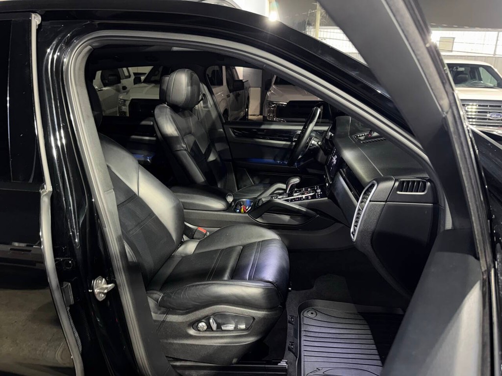 Porsche Cayenne Vehicle Full-screen Gallery Image 10