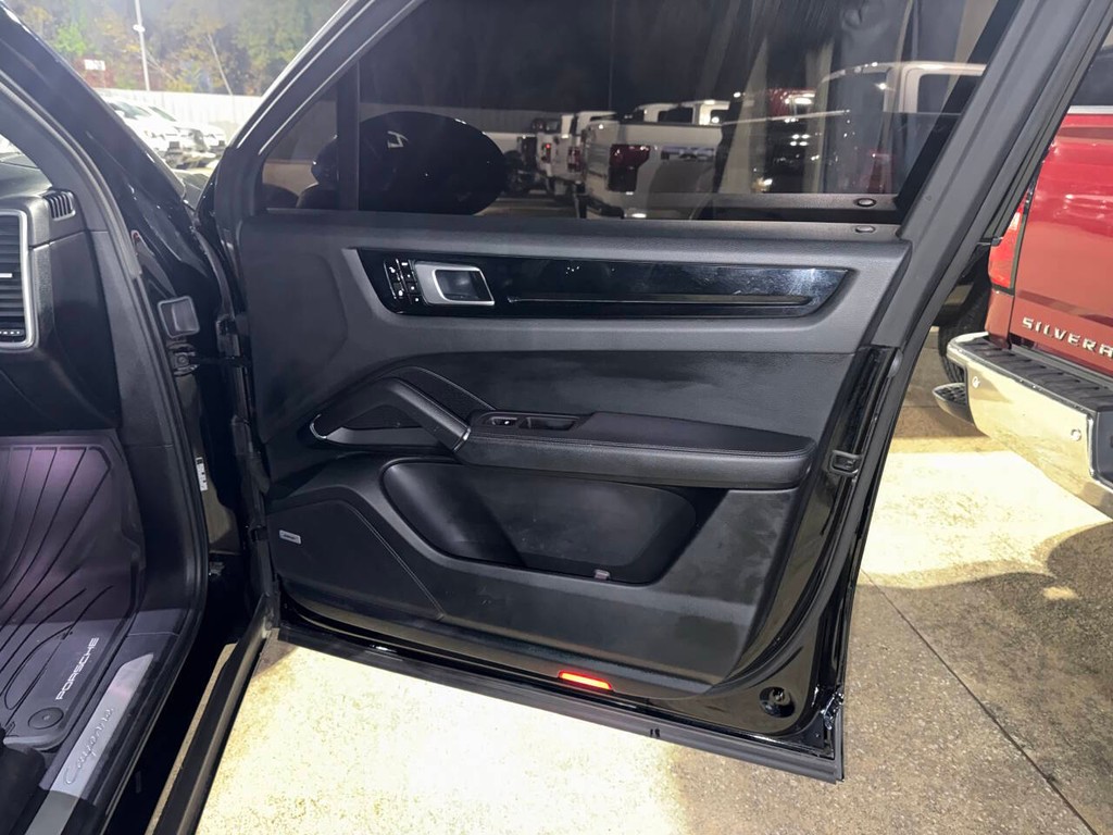 Porsche Cayenne Vehicle Full-screen Gallery Image 11