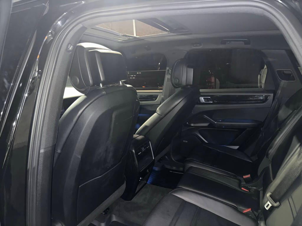 Porsche Cayenne Vehicle Full-screen Gallery Image 12