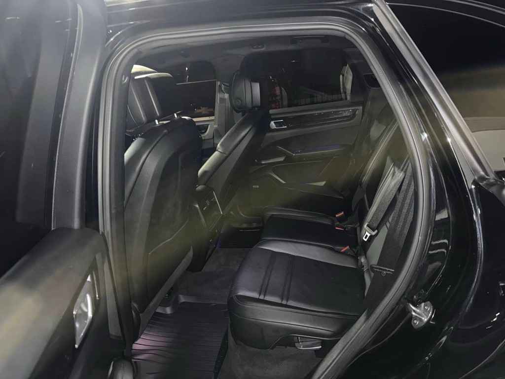 Porsche Cayenne Vehicle Full-screen Gallery Image 13