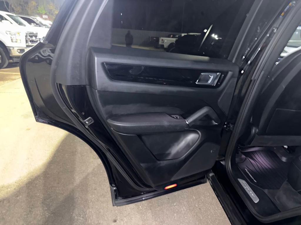 Porsche Cayenne Vehicle Full-screen Gallery Image 14