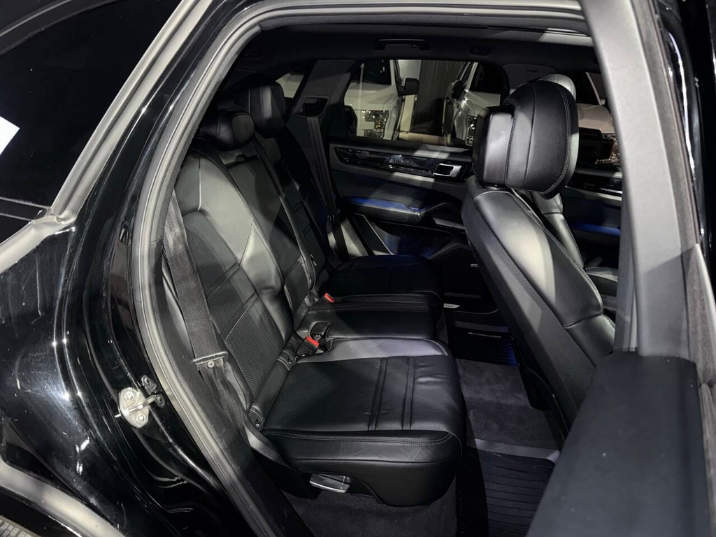 Porsche Cayenne Vehicle Full-screen Gallery Image 15