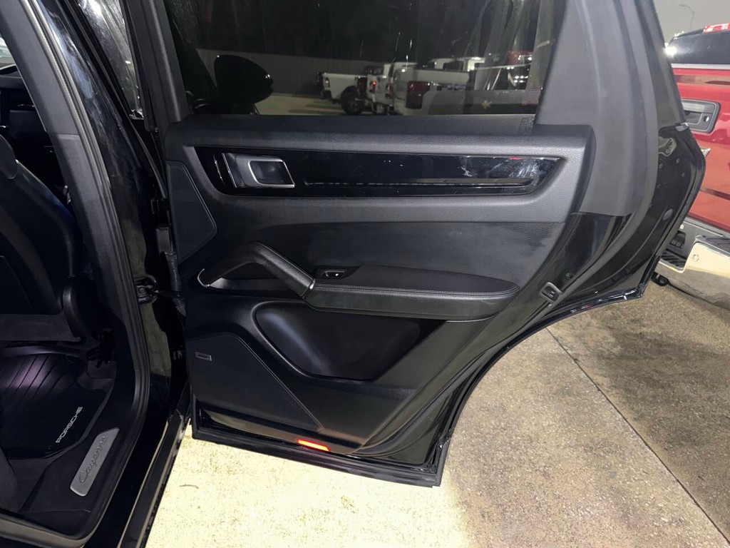 Porsche Cayenne Vehicle Full-screen Gallery Image 16